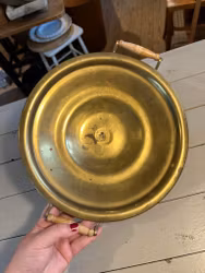 Fat på fot i mässing