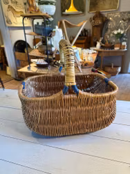 Korg med blå detaljer