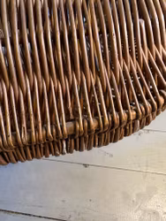 Korg med blå detaljer