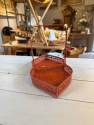 Liten plåtkorg röd