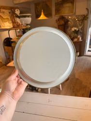 Liten plåtbricka