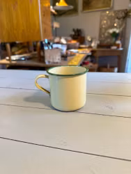 Liten emaljerad mugg