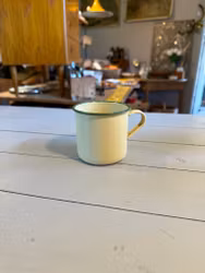Liten emaljerad mugg