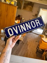 Emaljerad skylt ”qvinnor”