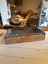 Plåtburk med glas i locket (endast avhämtning)
