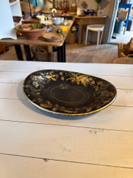 Plåtfat svart med dekor