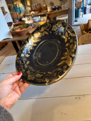 Plåtfat svart med dekor