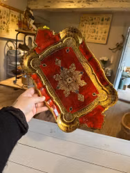 Bricka röd/guldfärgad