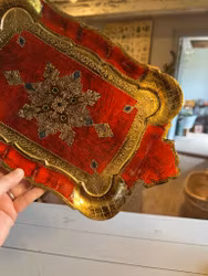 Bricka röd/guldfärgad