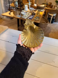 Snäckformat fat i mässing