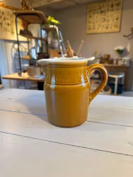 Liten fransk kanna i keramik
