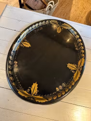 Plåtbricka svart med dekor
