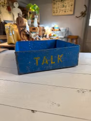 Låda i metall med text ”talk”