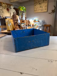 Låda i metall med text ”talk”