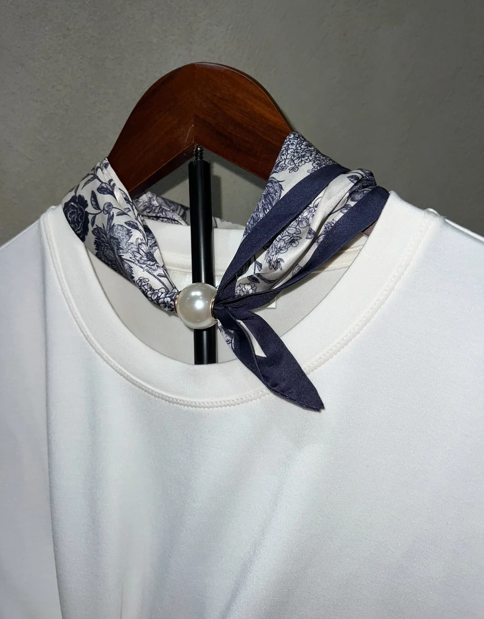 Magnetic Scarf Blue Floral