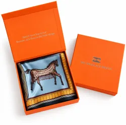 Stor sjal med magnetspänne Horse print