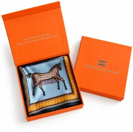 Stor sjal med magnetspänne Horse print