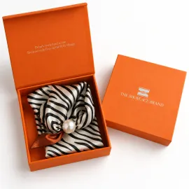 Flygvärdinnescarf med magnetspännen Zebra
