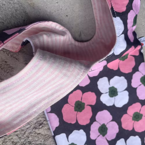 liten knotbag i rosa Keshi på brunt