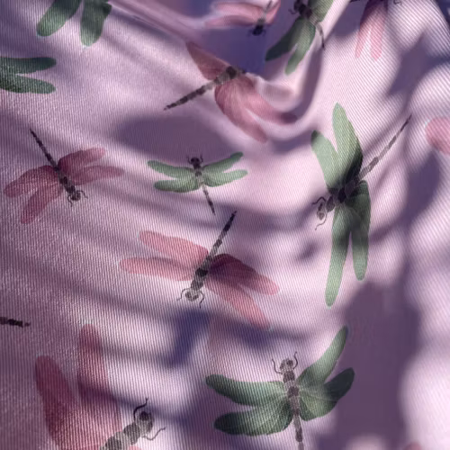 Maarit, trollsländor på ljust rosa kuddfodral