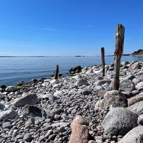 Stenstranden, mitt skärgårdsinspirerade mönster på svart kuddfodral