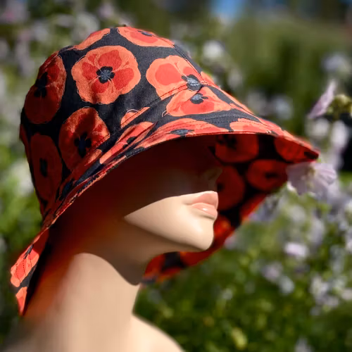 classy n sassy solhatt med röda vallmos på svart