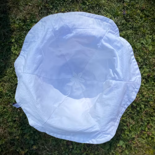wavy n happy hat i vita Salut! i twill, varvat med vitt secondhandtyg