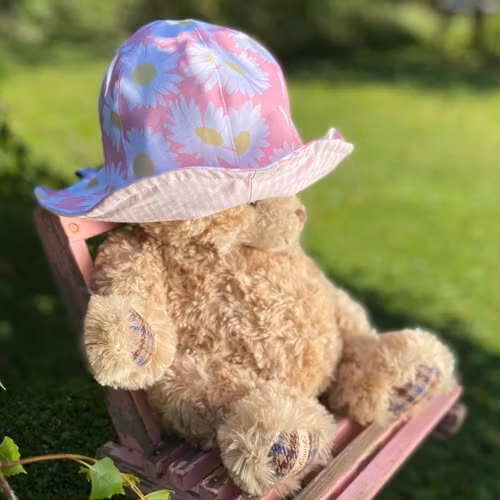 en rosa blomsterhatt i mönstret Anna