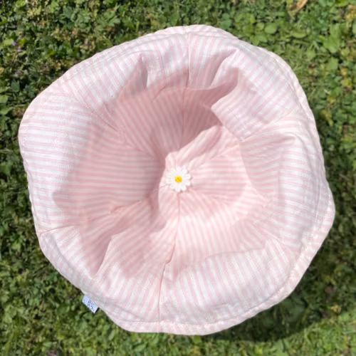 en rosa blomsterhatt i mönstret Anna