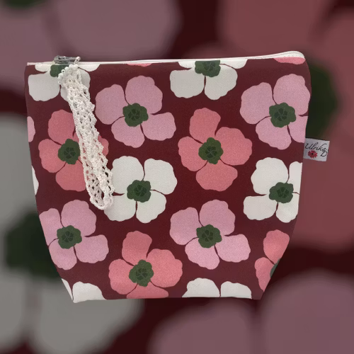 större makeup-väska/mindre necessär i det rosa vallmomönstret Keshi på mörkrött