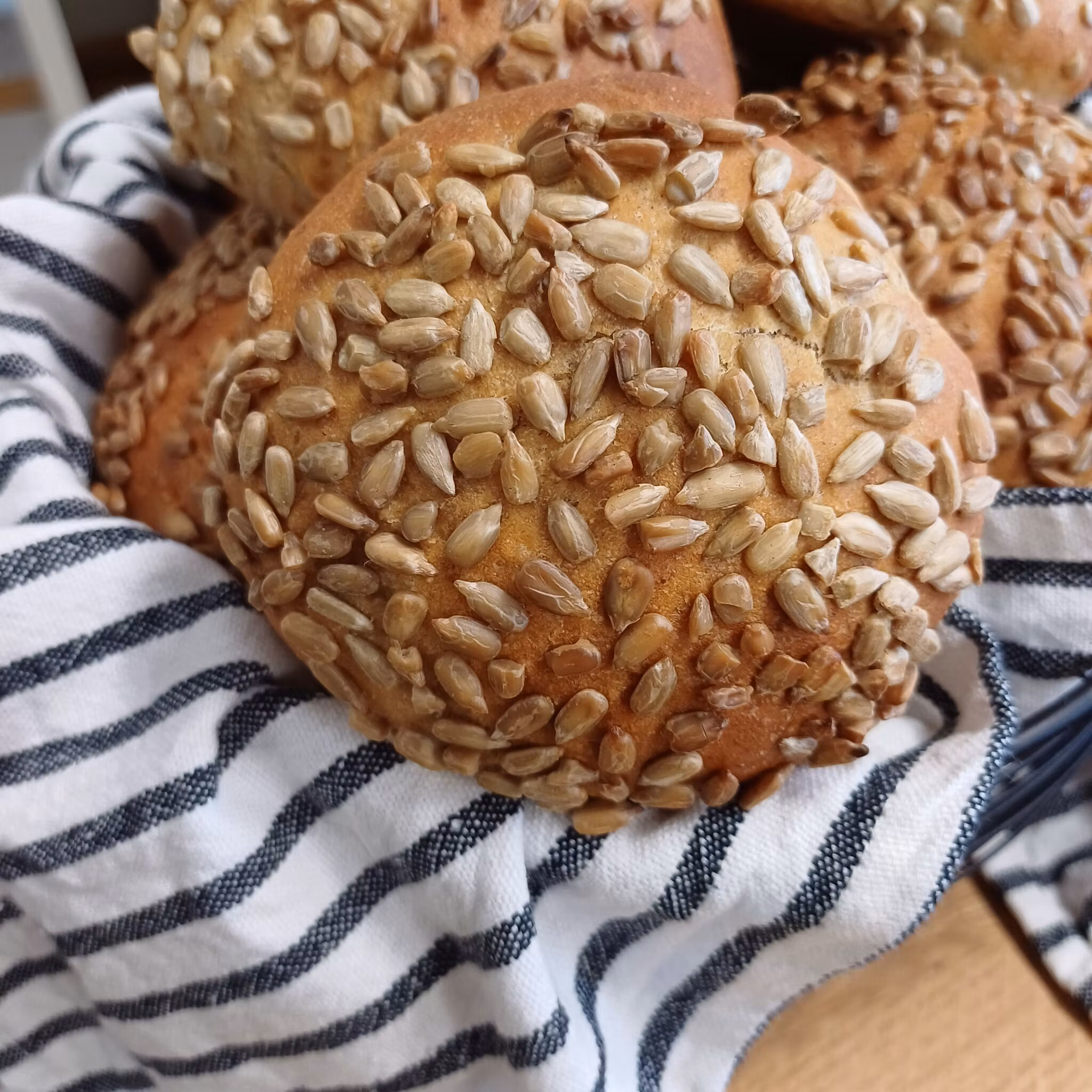 Lantbrödsbullar med solrosfrön Nybakade, Bondmorans