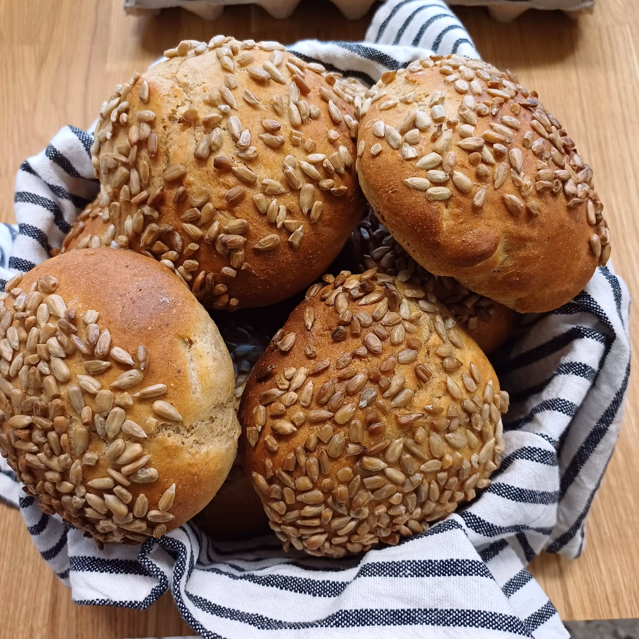 Lantbrödsbullar med solrosfrön Nybakade, Bondmorans
