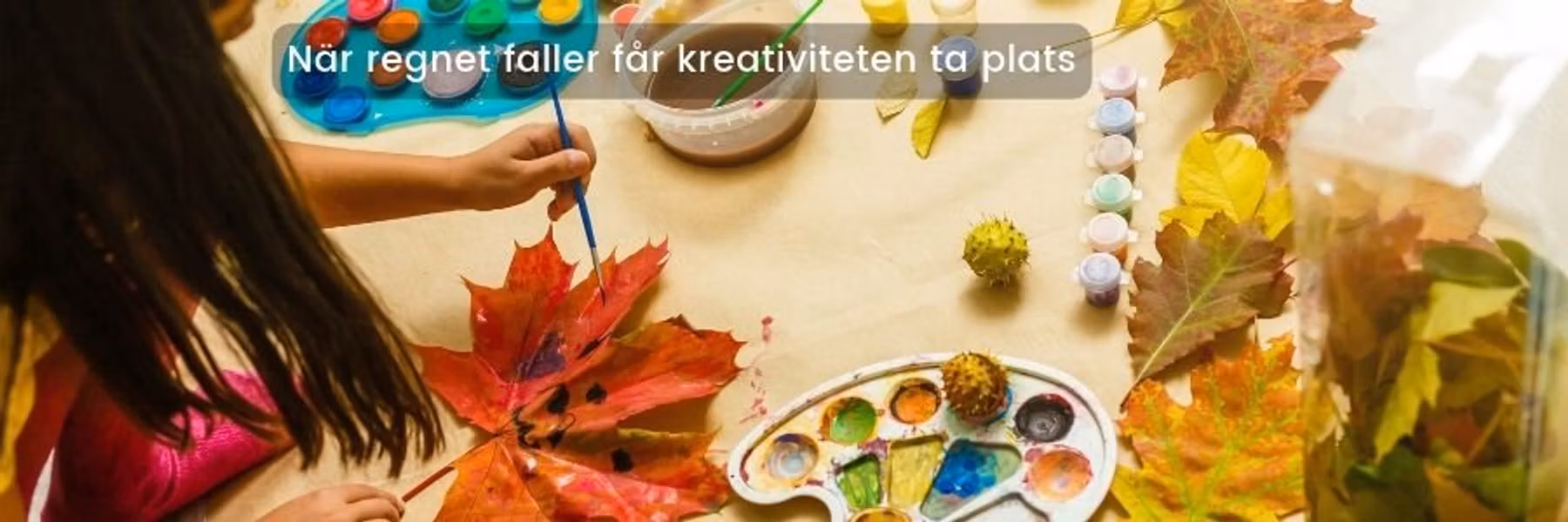 Barn målar höstlöv. Bildtext: När regnet faller får kreativiteten ta plats.