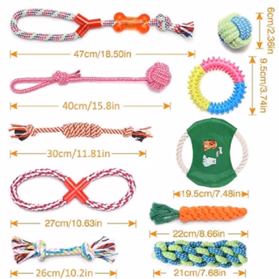 Bilden visar olika hundleksaker av rep och gummi i olika färger och former, med mått i centimeter och tum bredvid varje leksak.