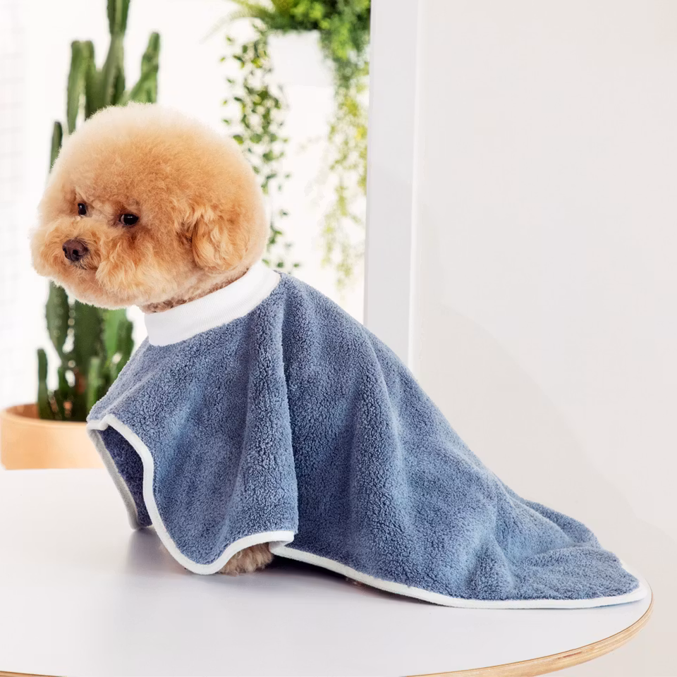 mjuk handduk och badrock för hund