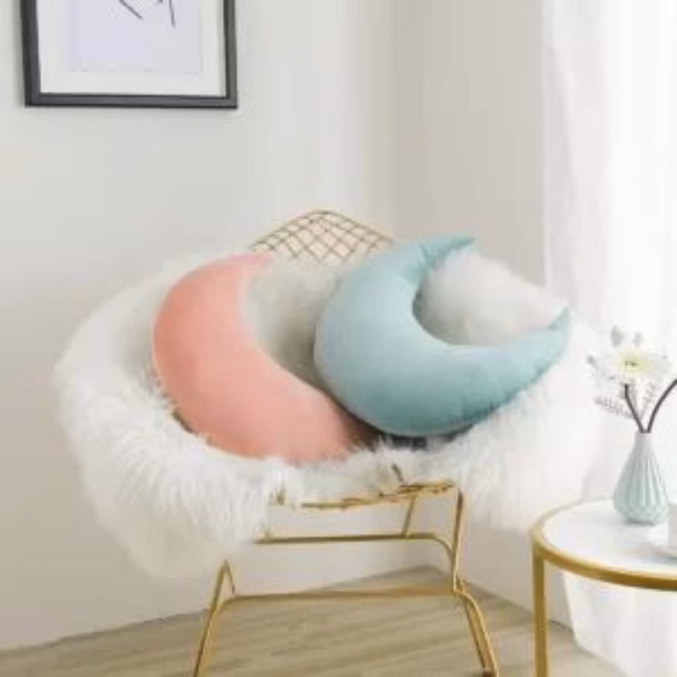 Mjuk och söt sammetskudde rosa månformad till barnrummet