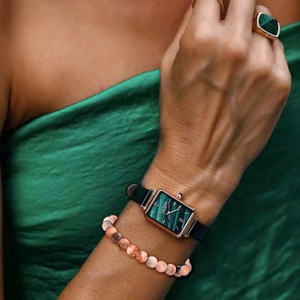 Stilrent armband med 8 mm pärlor av rosa zebrasten, designat för balans och lugn. Färgkombination i rosa, svart och grå.