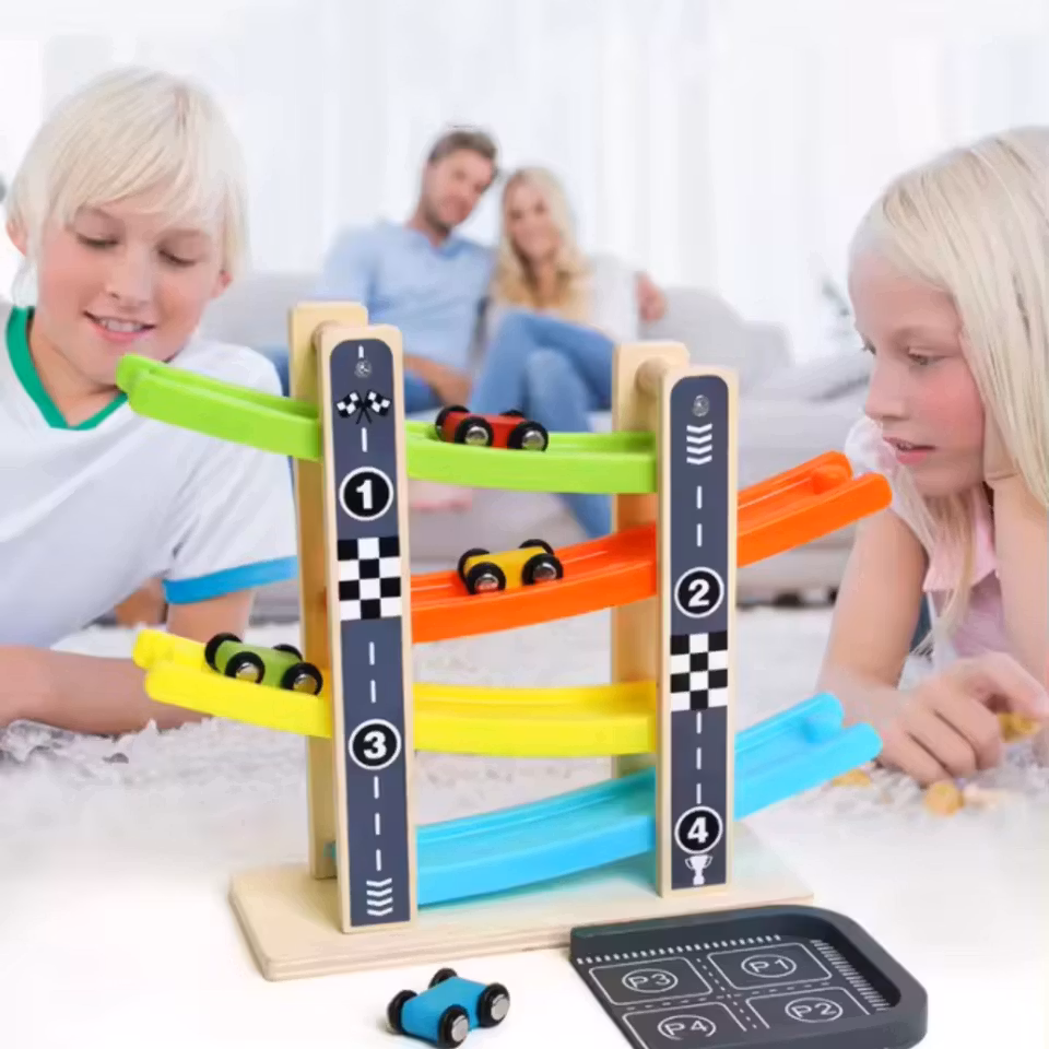 Bilbana i trä och plast med fyra små färgglada träbilar – perfekt för barn från 3 år.