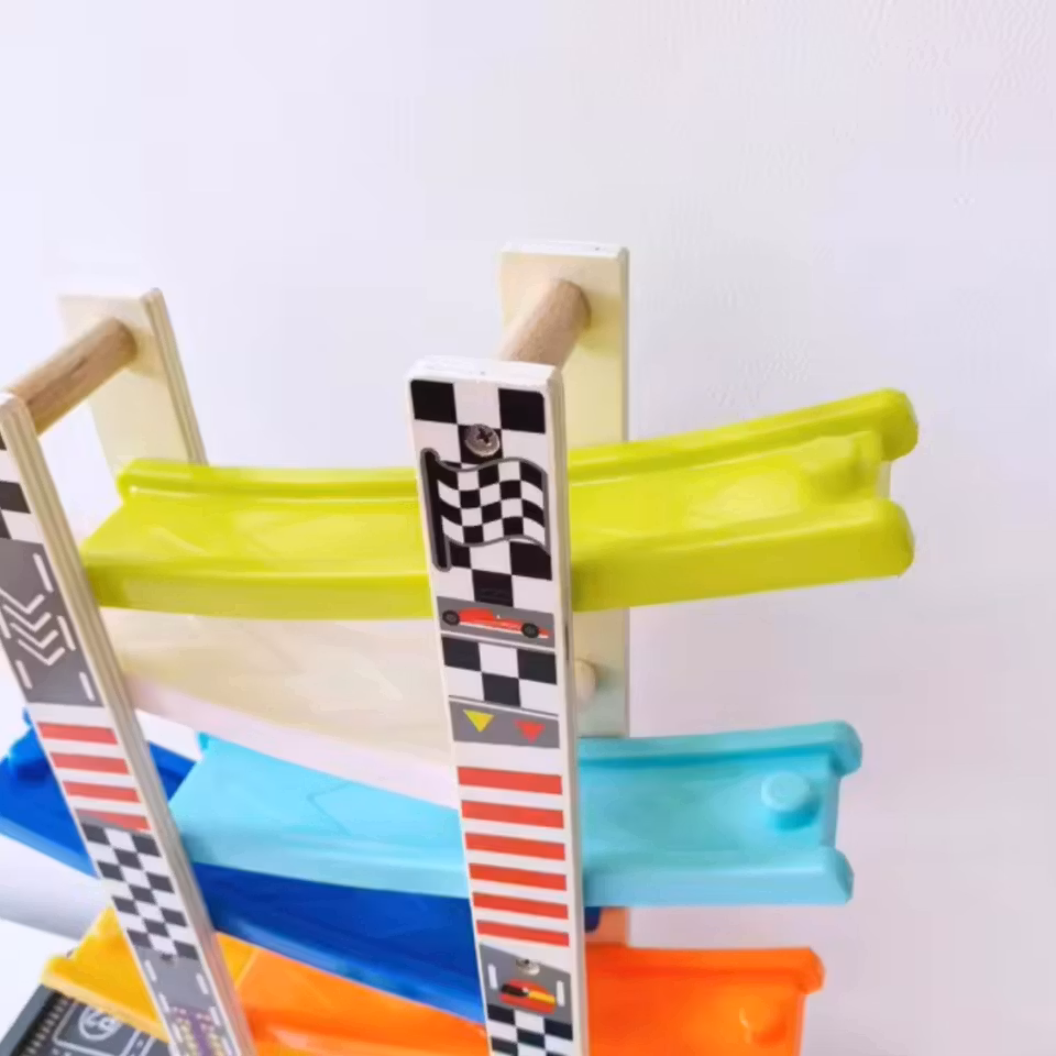 Bilbana i trä och plast med fyra små färgglada träbilar – perfekt för barn från 3 år.