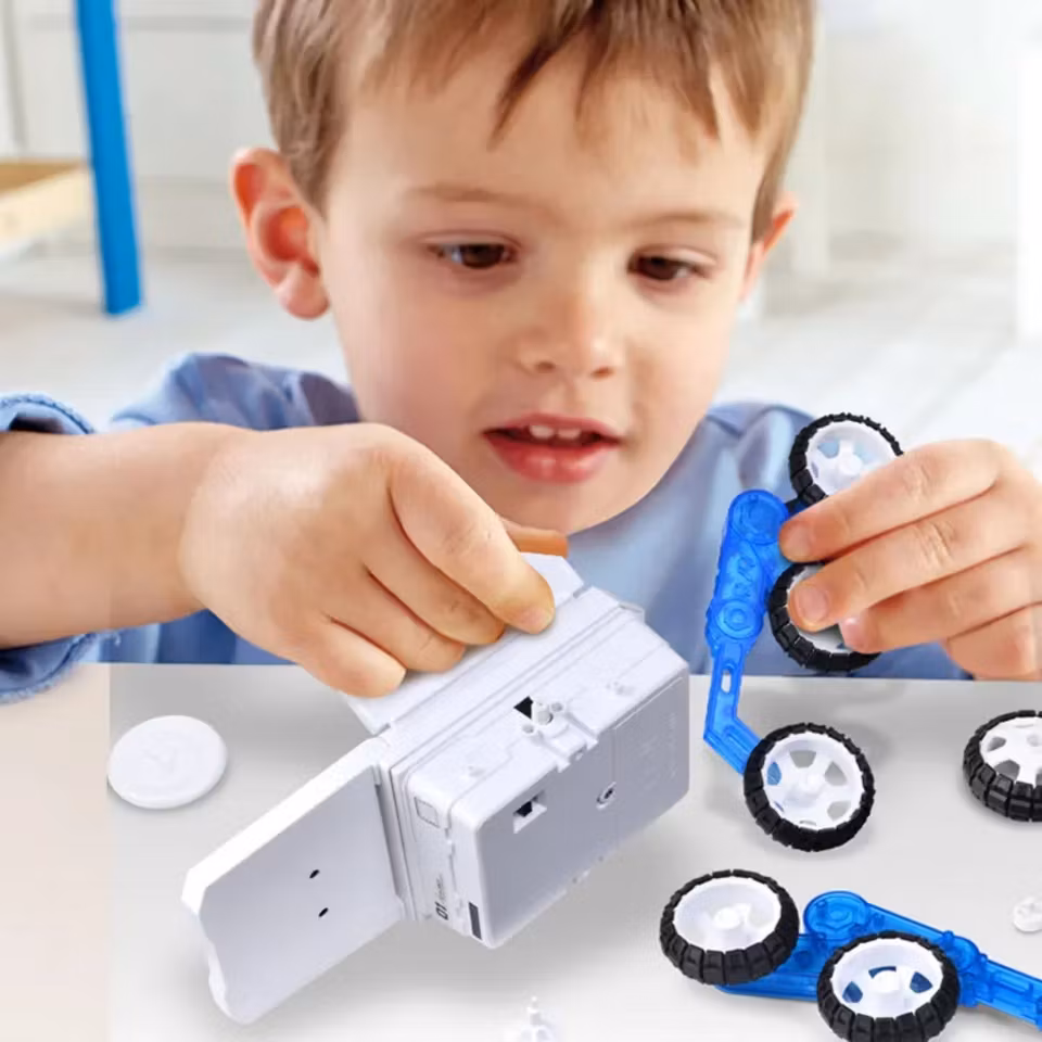 Solcellsdrivet terrängfordon byggsats för barn – 6-hjulig leksaksbil med solpanel och batteridrift, lärorik STEM-leksak från 8 år.