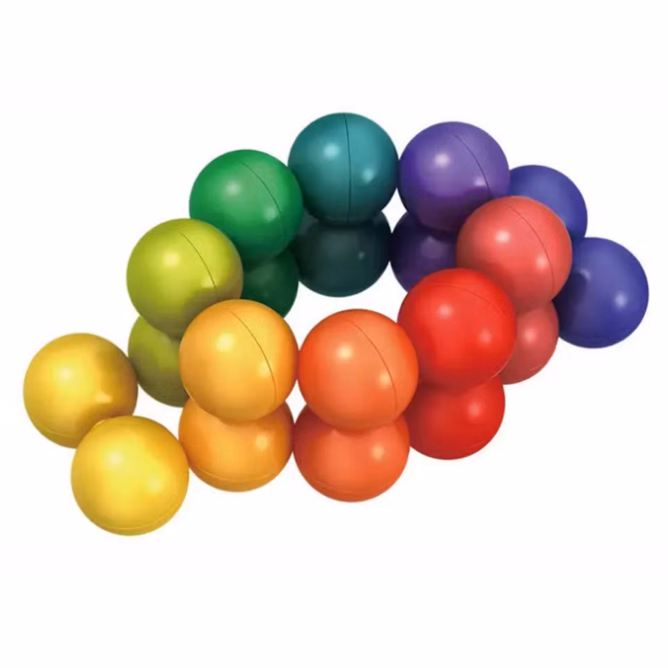 Färgglad DIY stressboll i plast med böjbara delar. Formbar pusselleksak för barn och vuxna som lindrar stress och tränar koncentration och fingerfärdighet.