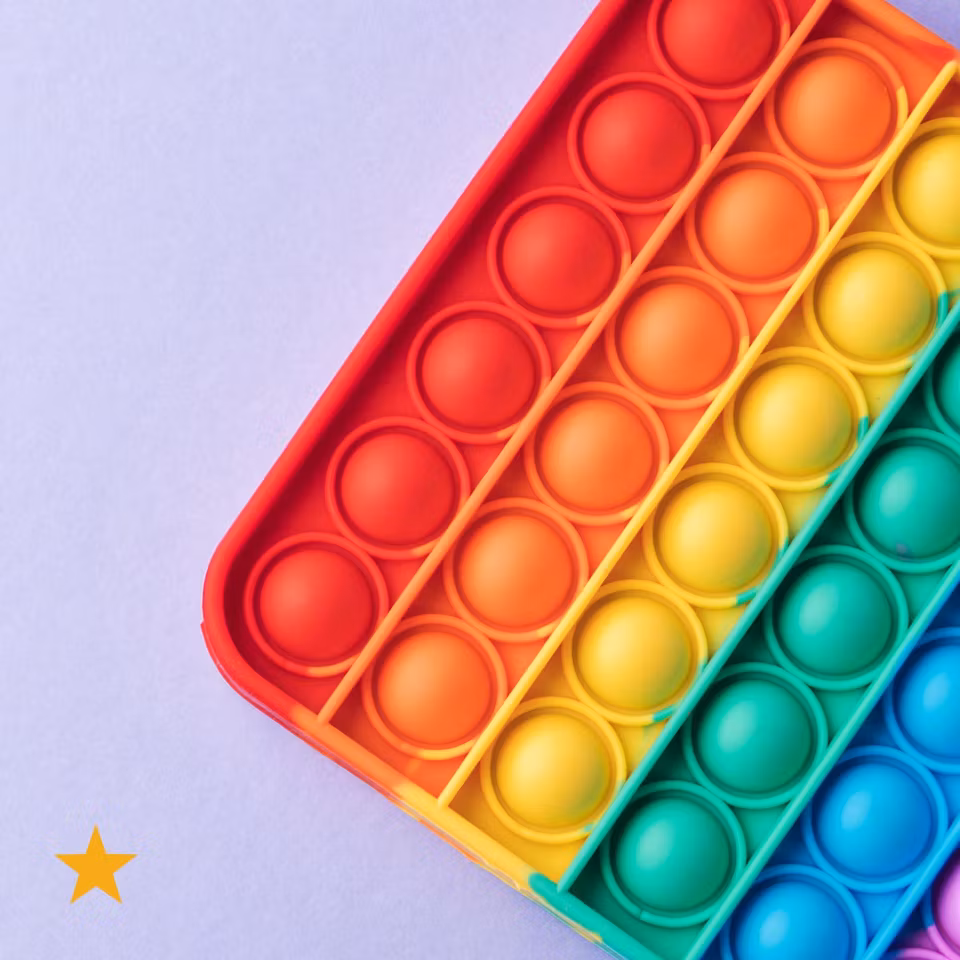 Fyrkantig Pop It Fidget Toy i regnbågsfärger – sensorisk silikonleksak för barn och vuxna som främjar fokus, minskar stress och ger taktil stimulans.