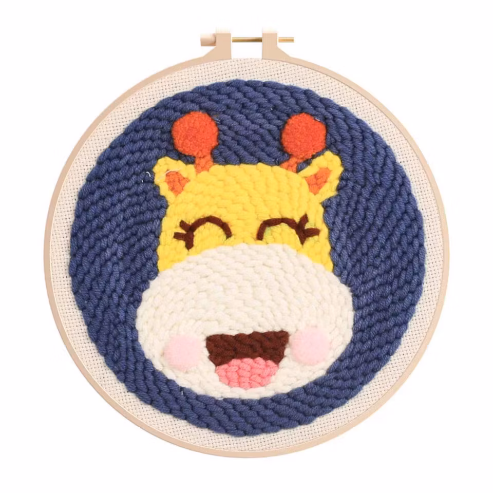 DIY broderikit med broderiring, garn, stansnål och förtryckt tyg. Perfekt nybörjarset med 5 motiv för handgjorda textila dekorationer.