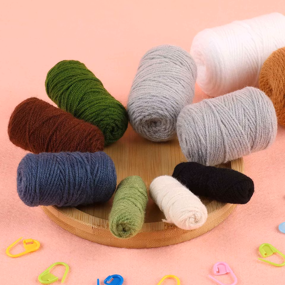 DIY virkset för nybörjare – skapa tre virkade kanindockor med garn, ögon, nålar och enkla instruktioner. Perfekt kreativ present.