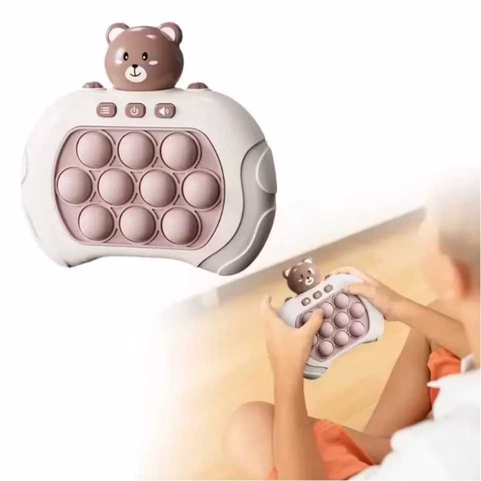 Två interaktiva leksaker med pop-it-knappar, en med en blå astronautfigur och en med ett brunt björnhuvud. Båda har knappar för ljud och ljus och en färgglad, bubblig design. De står på en vit yta.