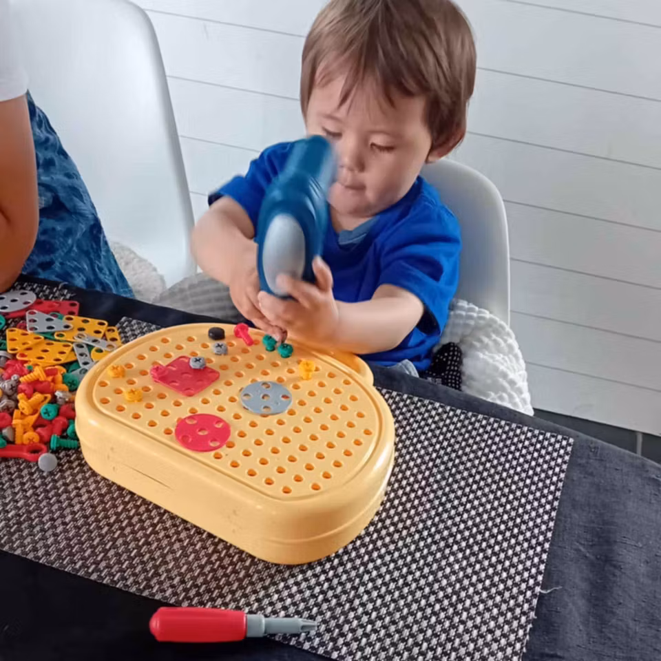 Barn bygger kreativa 2D- och 3D-figurer med borrpussel i plast. Färgglada delar och leksaksborr tränar motorik, fantasi och problemlösning.