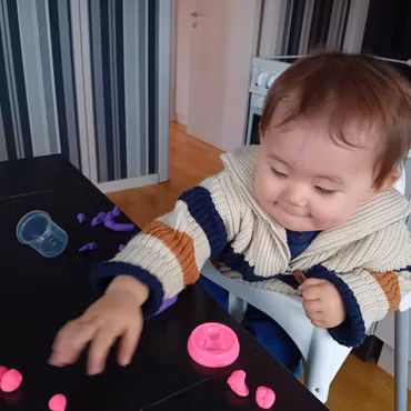 Kreativ modellera i härliga färger lek, lär och skapa