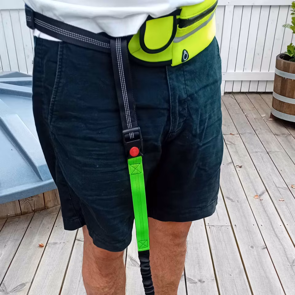 Handsfree hundkoppel med justerbart midjebälte och elastisk lina – svart med reflex och ficka för mobil och nycklar