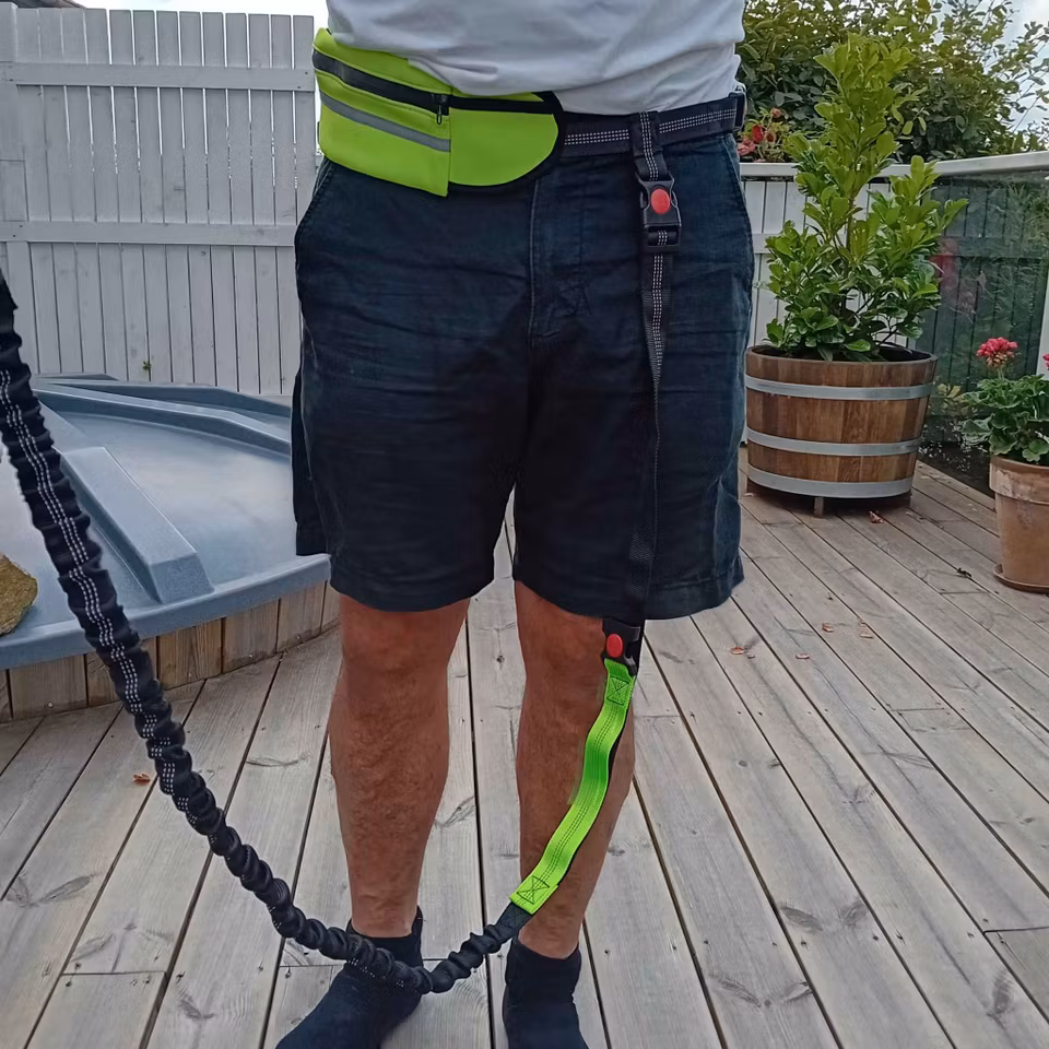 Handsfree hundkoppel med justerbart midjebälte och elastisk lina – svart med reflex och ficka för mobil och nycklar