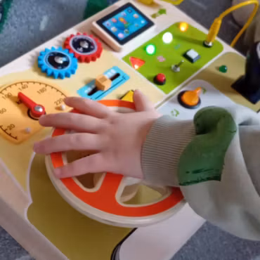 Montessori Busy Board i trä med ratt & ljus 3år